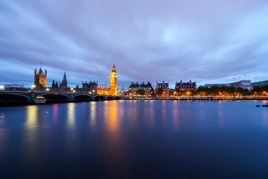 Big Ben'e ve Parlamento alacakaranlıkta evleri