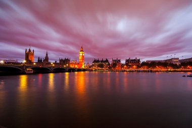 Big Ben'e ve Parlamento alacakaranlıkta evleri