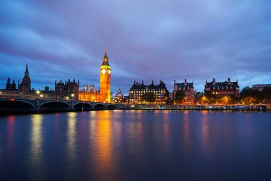 Big Ben'e ve Parlamento alacakaranlıkta evleri