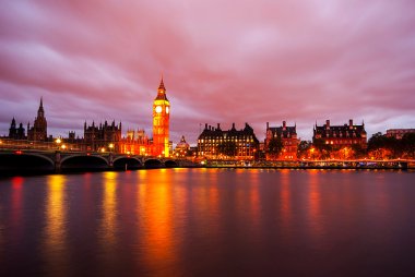 Big Ben'e ve Parlamento alacakaranlıkta evleri