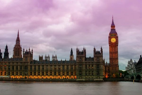 Big Ben e Casas do Parlamento ao entardecer — Fotografia de Stock