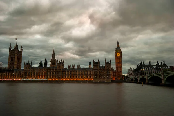 Große Ben und Häuser des Parlaments in der Abenddämmerung — Stockfoto