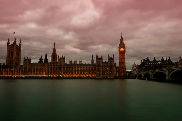 Big Ben'e ve Parlamento alacakaranlıkta evleri — Stok fotoğraf