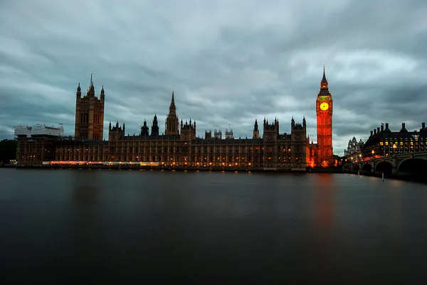 ビッグ ・ ベンや夕暮れ時に議会の家 — ストック写真