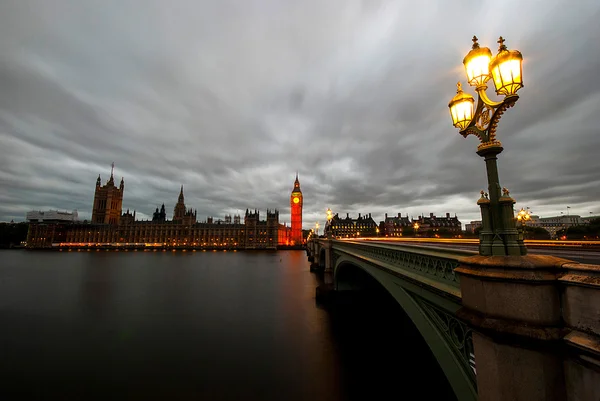 Big Ben'e ve Parlamento alacakaranlıkta evleri — Stok fotoğraf