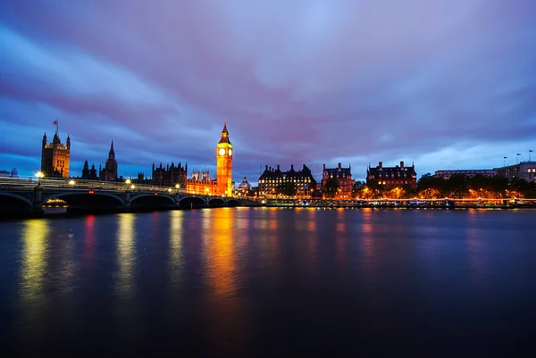 Big Ben'e ve Parlamento alacakaranlıkta evleri — Stok fotoğraf