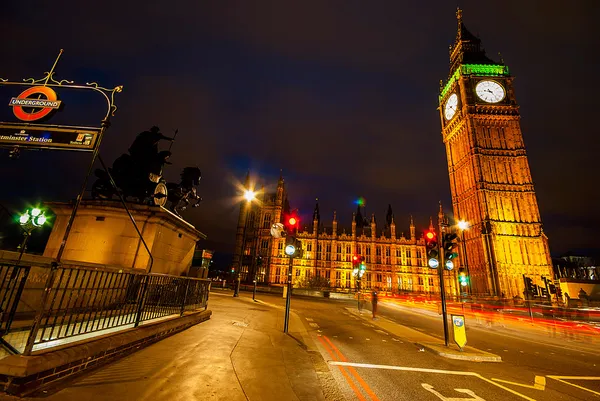 Big ben en de huizen van het Parlement in de schemering — Stockfoto