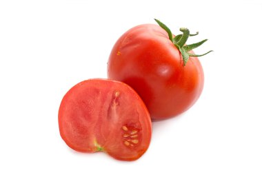beyaz zemin üzerine kırmızı taze domates portre
