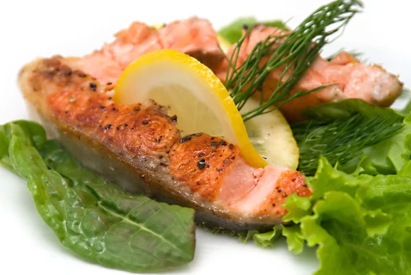 Salmone con insalata e limone — Foto Stock