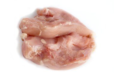 çiğ tavuk eti göğüs dilimleri üzerinde beyaz izole