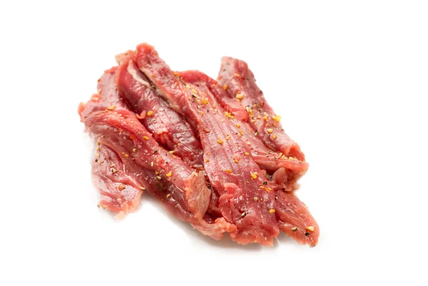 Carne crua sobre um fundo branco — Fotografia de Stock