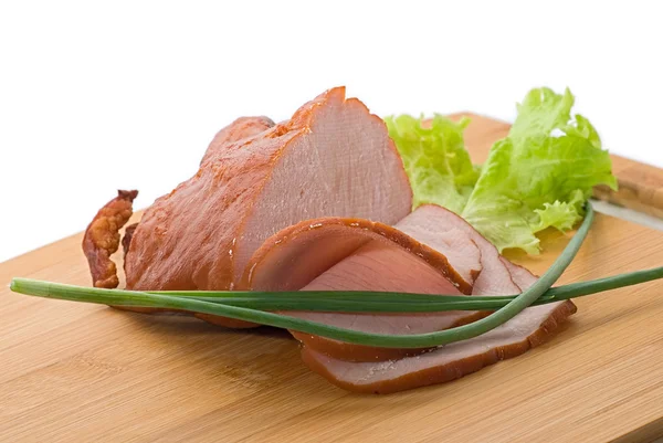 Jamón al horno con rodajas sobre tabla de madera sobre fondo blanco —  Fotos de Stock