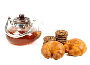 siyah çay ve kruvasan