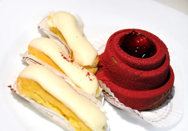 Tortas blancas y rojas — Foto de Stock
