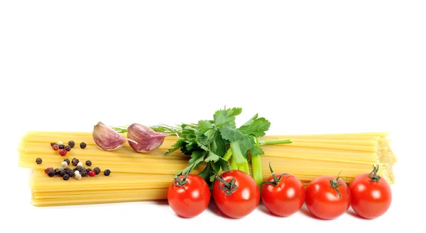 Bunch of raw spaghetti with tomato — Stock Photo, Image