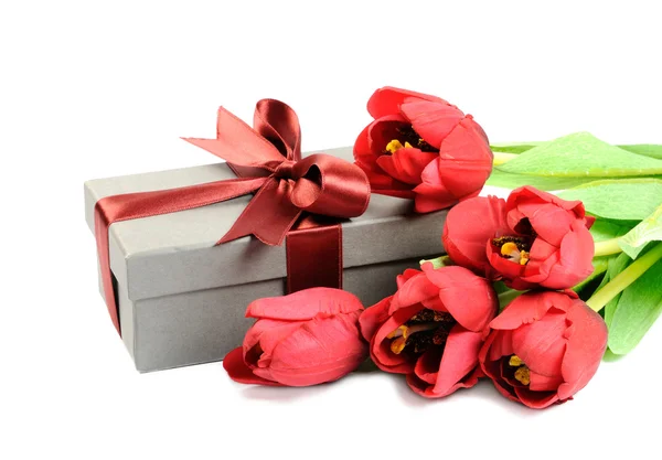 Δώρο με κόκκινα λουλούδια — Φωτογραφία Αρχείου