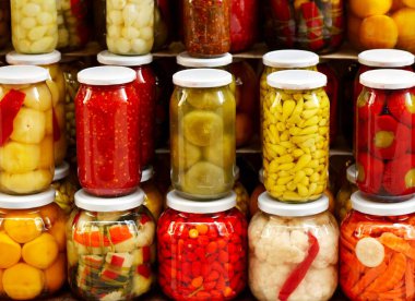 Cam kavanozlarda saklanmış organik sebzeler..