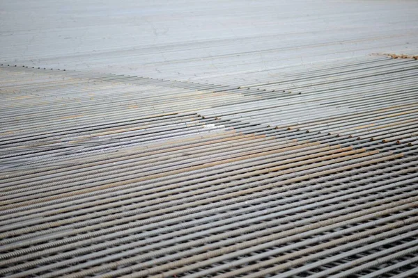 Refuerzo de trabajo de acero, barras de refuerzo de construcción. Cerrar la construcción de acero . — Foto de Stock