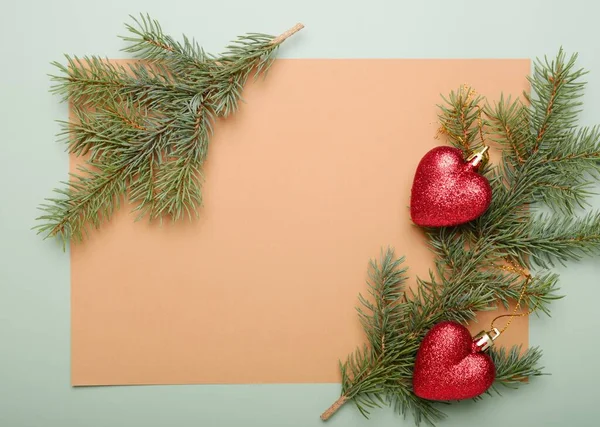 圣诞树的绿色框架背景由松树枝和红心装饰而成 闭合在一起 — 图库照片