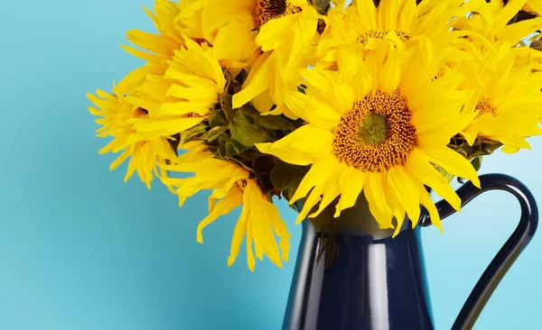 Sonnenblumen Einer Dunkelblauen Vase Blauer Hintergrund Mit Platz Für Text — Stockfoto