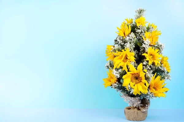 Weihnachten grün drei mit Schnee und frischen Sonnenblumen Dekor — Stockfoto