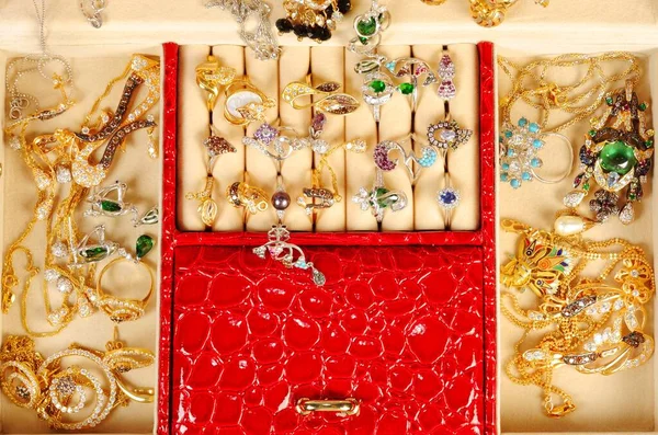 Sieraden kist met gouden, platina en aangepaste sieraden — Stockfoto