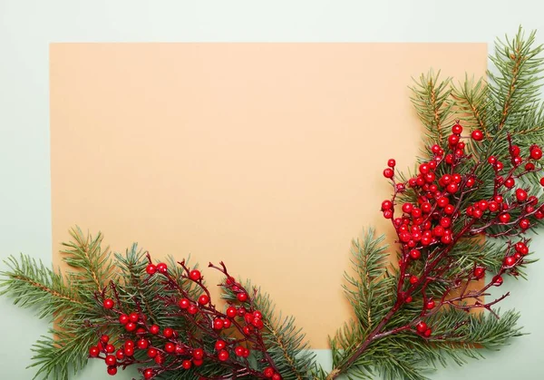 Karácsonyi Színes Háttér Fenyő Piros Berryk Dekoráció Vízszintes Kép Helyet — Stock Fotó