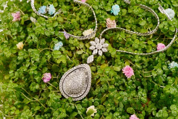 Womens platinum pendant with diamonds on a preciouse golden necklace — Stock Photo, Image