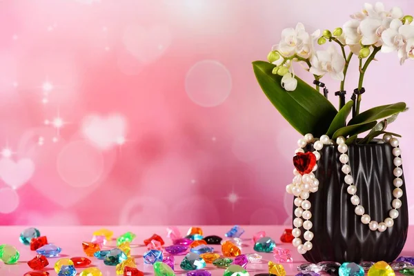 Conceito de Valentine com flor de orquídea e pérolas — Fotografia de Stock