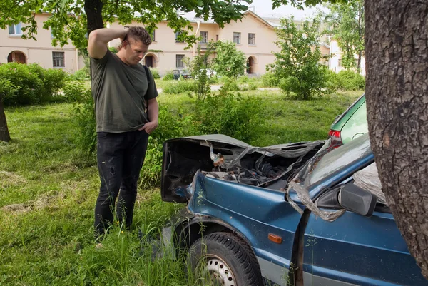 En man står intill den trasiga maskinen — Stockfoto