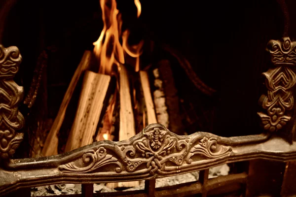 Logs in the fireplace — Stock Photo, Image