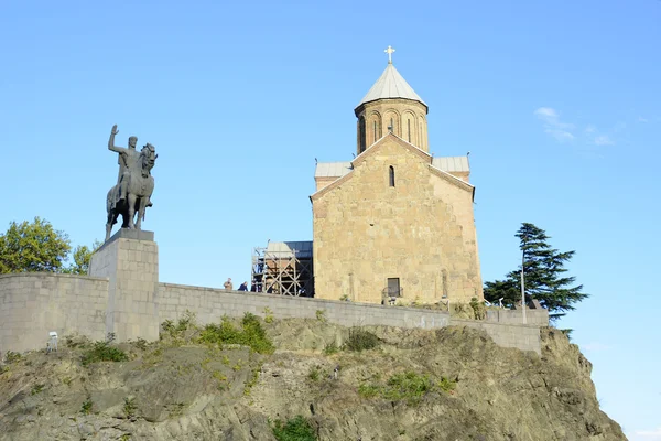 Jungfru Maria metekhi kyrkan och monumentet till kungen vakhtang gorgasali — Stockfoto