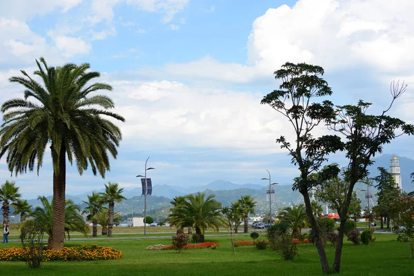 Parques, paseo marítimo, puerto y torre Chacha en Batumi - famosa ciudad turística de Georgia — Foto de Stock