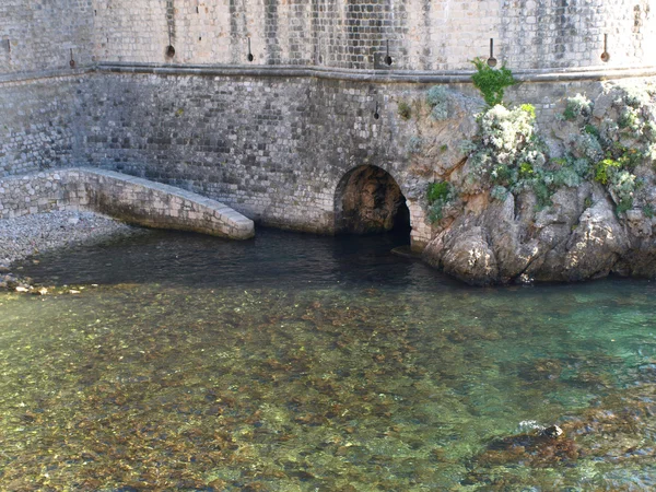 Fortificação portuária nas rochas em Dubrovnik, Dalmácia, Croácia — Fotografia de Stock