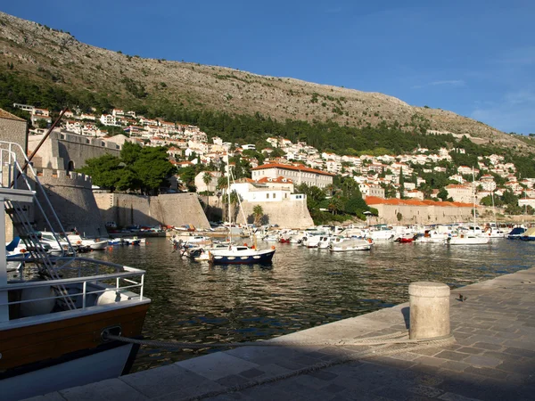 Fortificazione portuale sulle rocce a Dubrovnik, Dalmazia, Croazia — Foto Stock