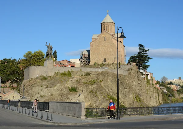 Meryem Ana metekhi kilise ve Kral için anıt taşın altına Tiflis kura Nehri üzerinde Hatice gorgasali — Stok fotoğraf