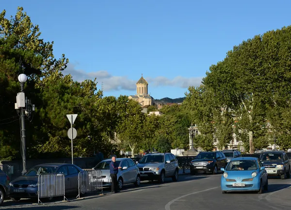 Traffico urbano e Cattedrale della Santissima Trinità di Tbilisi — Foto Stock