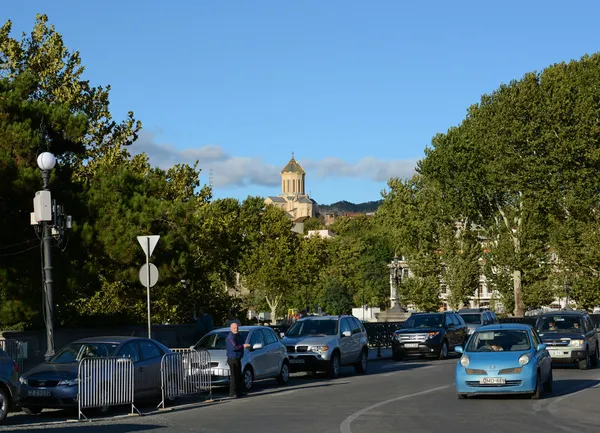 Stedelijk verkeer en de kathedraal van de heilige drie-eenheid van tbilisi — Stockfoto