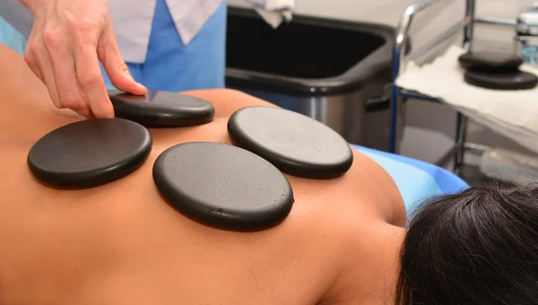 Terapia de pedra, massagem de pedra, spa — Fotografia de Stock