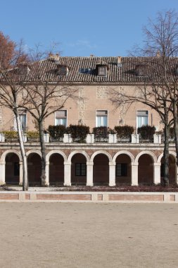 Kraliyet evi
