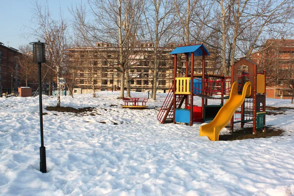 Parque infantil nevado — Fotografia de Stock