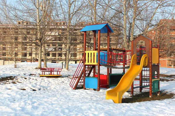 Parque infantil nevado — Fotografia de Stock