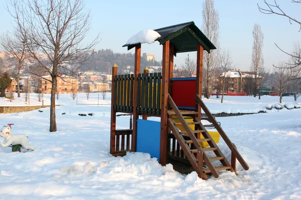 Parco giochi innevato — Foto Stock