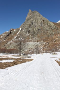 karla kaplı dağlar