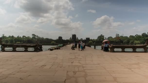 Angkor Wat Cambodia Time Lapse of Tourist walking on Bridge — Stock Video