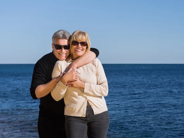 海岸でリラックスしたロマンチックなの幸せな成熟したカップル — ストック写真