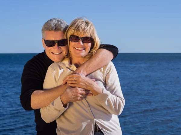 Ridendo romantica coppia matura godere di una giornata al mare — Foto Stock