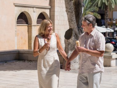 romantik olgun kıdemli çift sıcak bir günde dondurma keyfi