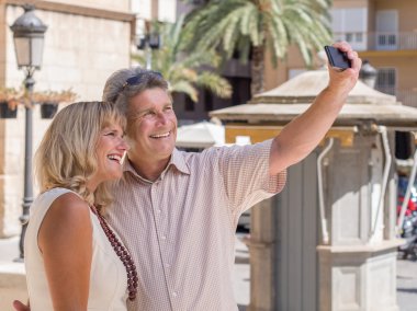 selfie kendileri de tatil fotoğraflarını neşeli olgun çift