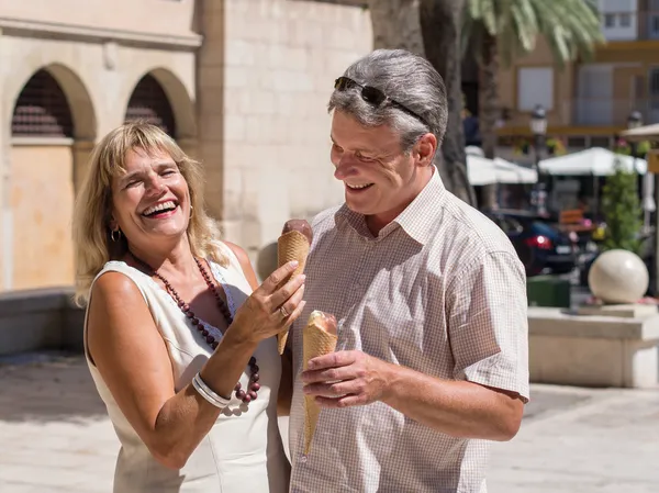 Laughing mature senior couple eating ice cream having fun — Stock Photo, Image